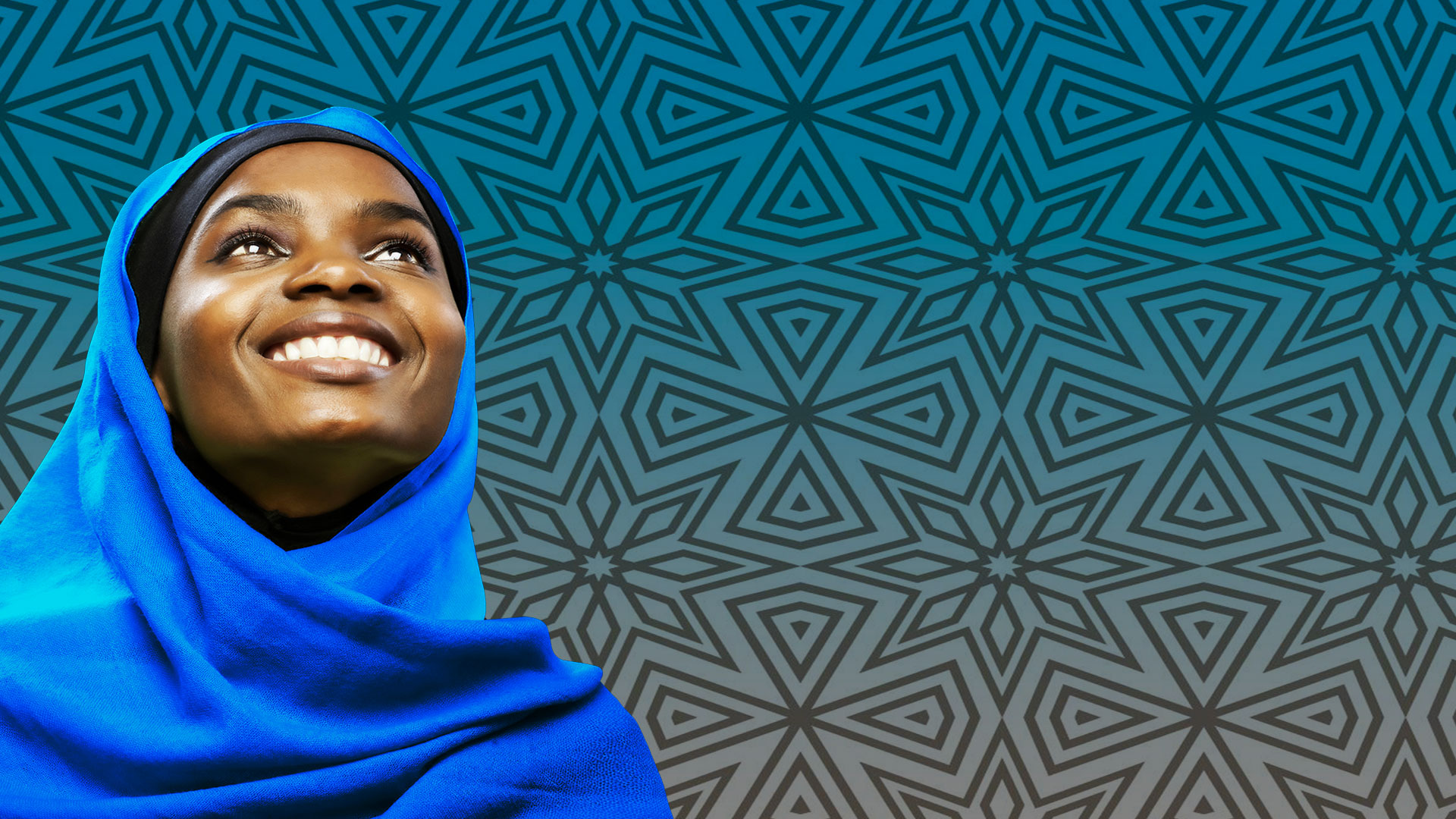 Portrait d'une cliente souriante sur un motif géométrique bleu de l'univers BCC Al Yousr