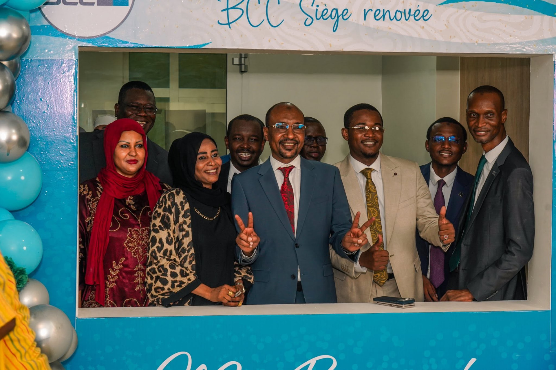 Équipe de la BCC réunie au guichet de l'agence siège lors de la réouverture